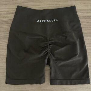 Alphalete Amplify shorts (4.5 in) Cocoa brown